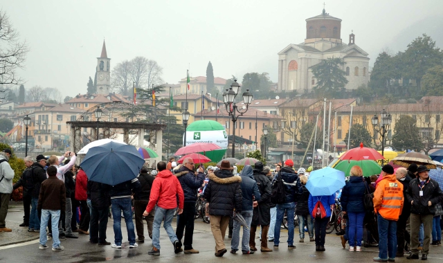 Ombrelli aperti a Laveno Mombello, in riva al lago Maggiore (Archivio)