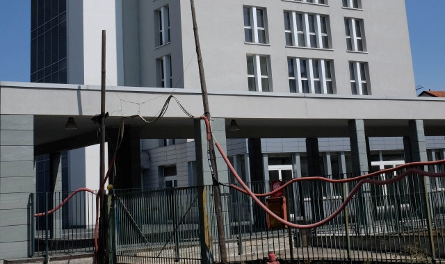 L’albergo fantasma che si staglia da nove anni su via Magenta (foto Blitz)