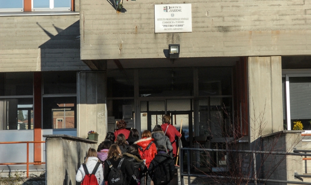 L’ingresso dell’ipc Verri di Busto Arsizio (Archivio)