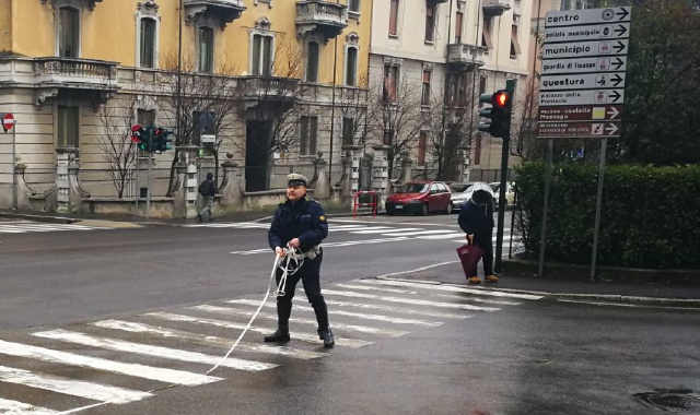 I rilievi della polizia locale all’incrocio teatro dell’investimento (Red.)