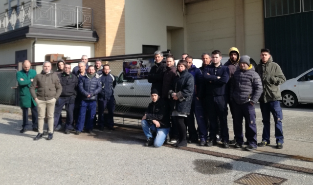 Alcuni dei trenta lavoratori in presidio davanti alla fabbrica di Cocquio Trevisago