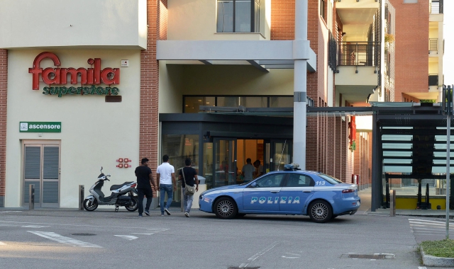 La polizia di fronte al supermercato teatro dell’accoltellamento (Archivio)