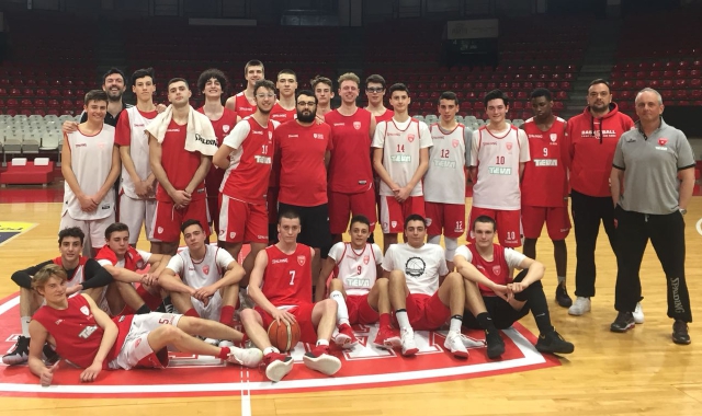 I giovani della Pallacanestro Varese dopo l’amichevole di martedì U18-U16. Penultimo a destra coach Milan Josic