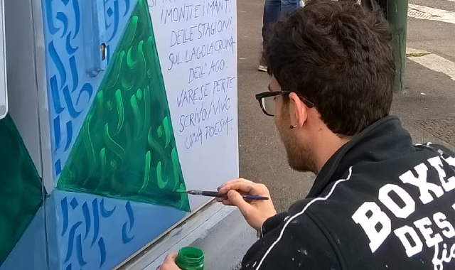 Gli artisti si sono messi al lavoro agli incroci della città, disegnando le loro opere direttamente sulle cabine semaforiche (Blitz)