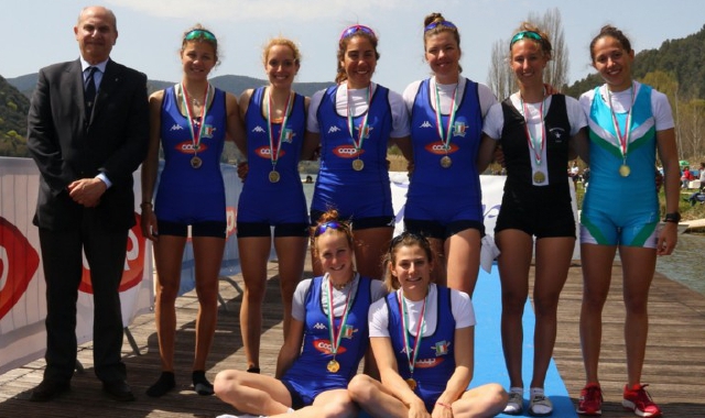 Federica Cesarini (in basso a destra) oro con Valentina Rodini nel doppio (foto canottaggio.org)