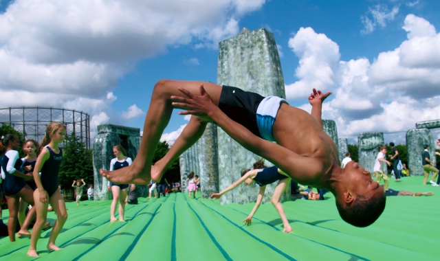 «Sacrilege» (2012) di Jeremy Deller ispirata a Stonehenge