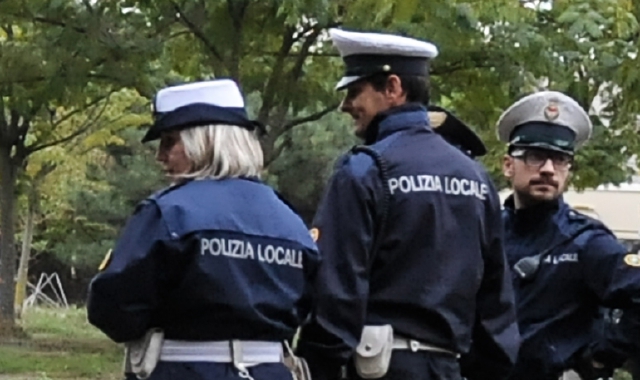 Atti osceni nel mirino dei vigili urbani durante le perlustrazioni nel parco Altomilanese