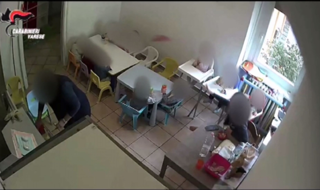 L’immagine ripresa dalle telecamere piazzate dai carabinieri nell’asilo testimonia il lancio di una ciabatta contro un bambino