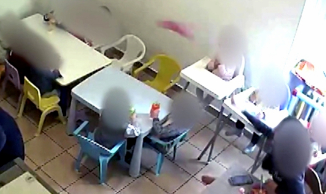 Nelle immagini dei carabinieri, la maestra riprende bruscamente un bambino (sopra) e tira una ciabatta contro un altro che fa i capricci (foto Blitz)