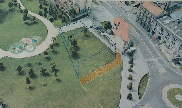 Il parco Falcone e Borsellino che si affaccia su piazza IV Novembre: il volume tratteggiato rappresenta l’ingombro  massimo del futuro edificio della biblioteca