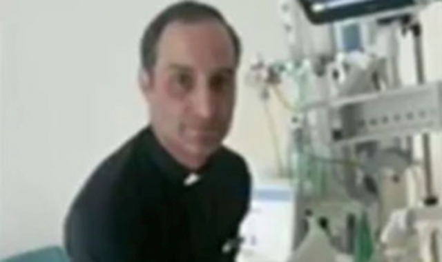 Don Gabriele Brusco è il sacerdote originario di Busto Arsizio che sta vivendo accanto ad Alfie e ai suoi genitori. Qui sotto con la famiglia quando venne ordinato prete
