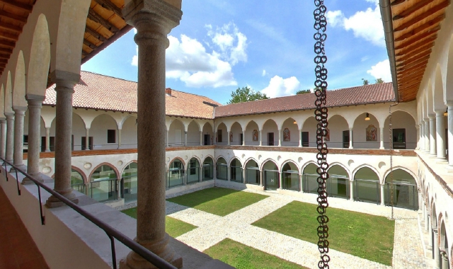 Una veduta dell’interno del chiostro del monastero di Cairate