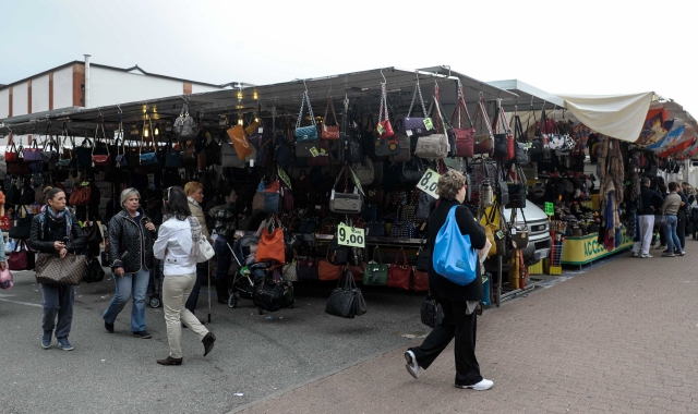 Il mercato settimanale a Gallarate si svolge il sabato mattina (Blitz)