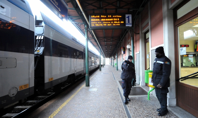 Scaricano l’estintore sul treno