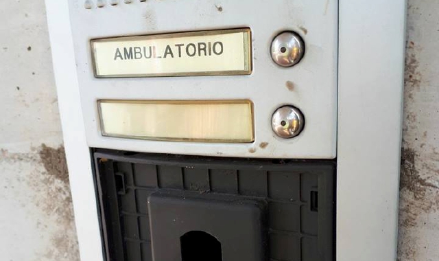 Il citofono dell’ambulatorio preso di mira dai teppisti (foto Redazione)