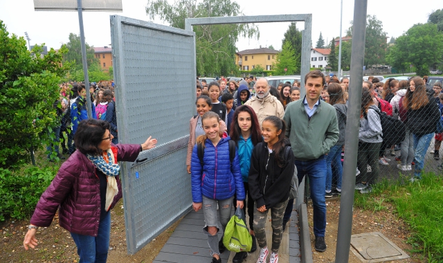 L’inaugurazione del nuovo ingresso della scuola media Vidoletti (Blitz)