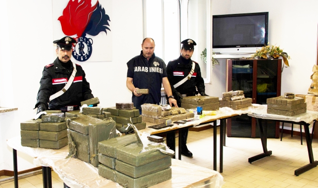 I panetti sequestrati dai militari, per un peso complessivo di 240 chilogrammi (foto Blitz)