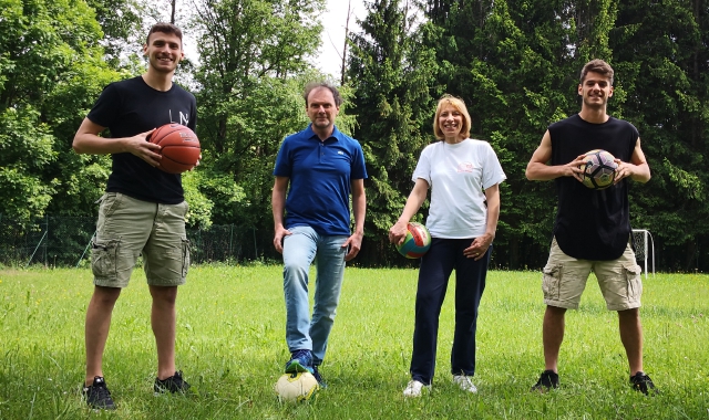 La famiglia Piccoli al completo: da sinistra Matteo, papà Claudio, mamma Gabriella e Gianluca