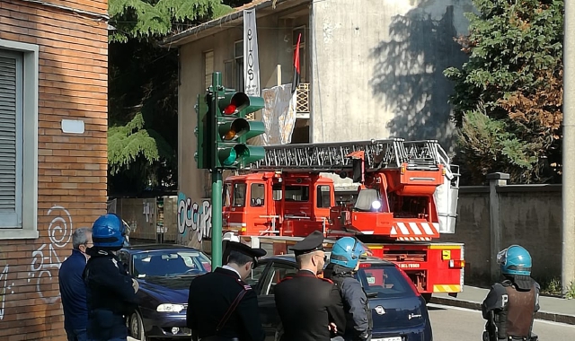 Il presidio delle forze dell’ordine intorno alla palazzina di via San Francesco