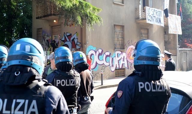 In alto e a destra le scene dello sgombero di ieri mattina. Qui sotto e a sinistra la vernice contro i poliziotti e la ragazza portata via di peso (Blitz)