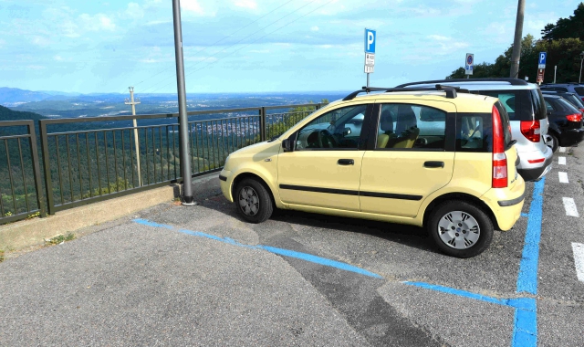 Piazzale Pogliaghi al Sacro Monte: area candidata per le infrastrutture di ricarica per i veicoli elettrici (foto Blitz)