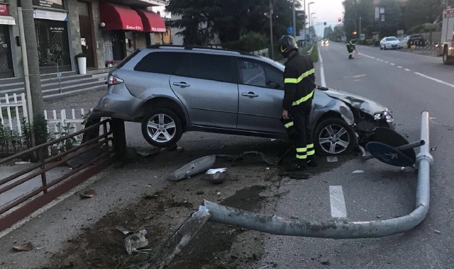 Sbanda e centra il lampione