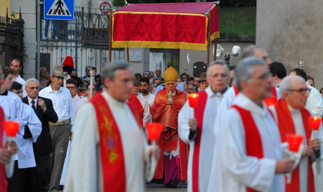 La processione del Corpus Domini con monsignor Franco Agnesi (Blitz)