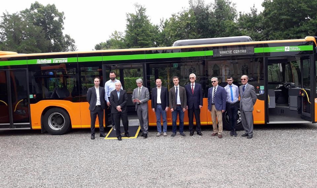 La cerimonia di presentazione della nuova flotta di bus alle istituzioni