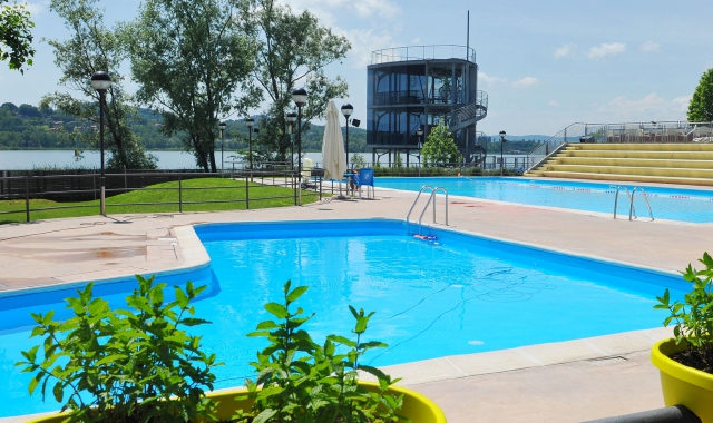 Piscine e solarium pronti ad accogliuere i bagnanti (Blitz)