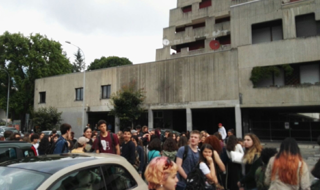 I ragazzi in protesta si sono radunati sotto i palazzi di via Valverde (foto Redazione)