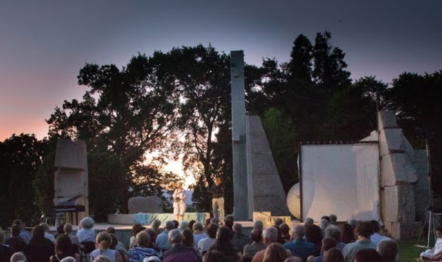 Il monumento di Giò Pomodoro intorno al quale si svolge il festival