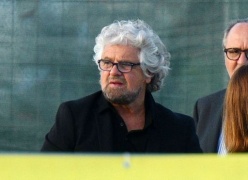 Grillo: rischio futuro senza lavoro, serve reddito universale