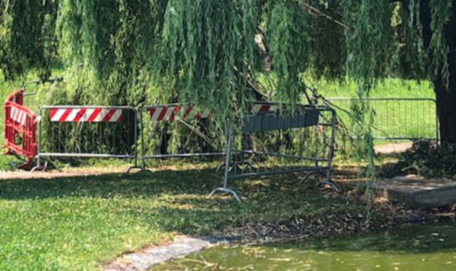 Nel parco crescono transenne