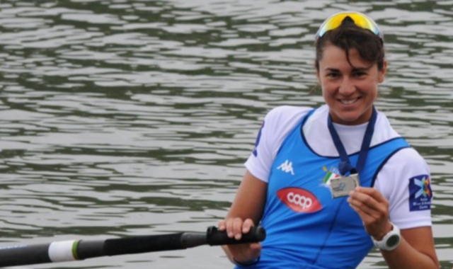 Sara Bertolasi felice con l’argento. Nell’altra foto Valentina Rodini e Federica Cesarini sul podio di Linz