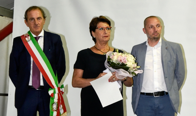 La civinca benemerenza consegnata a Franca Garavaglia Carnaghi (Foto Blitz)