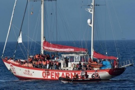 Migranti, nave Open Arms: Italia e Malta ci vietano accesso