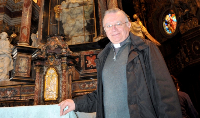 Monsignor Erminio Villa in santuario (foto Archivio)