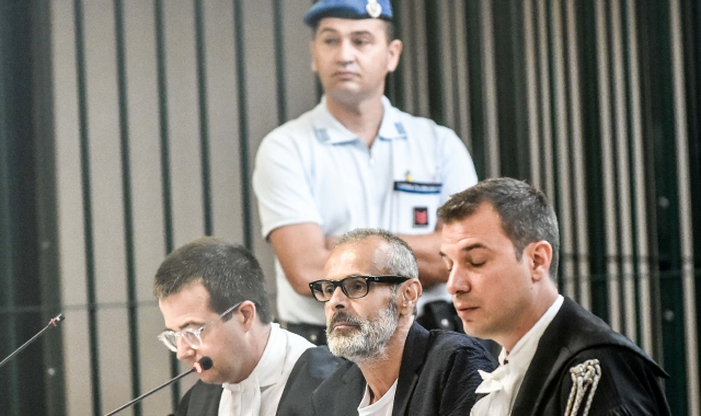 Da sinistra l’avvocato Buffoli, Cazzaniga e l’avvocato Pezzangora (foto Blitz)