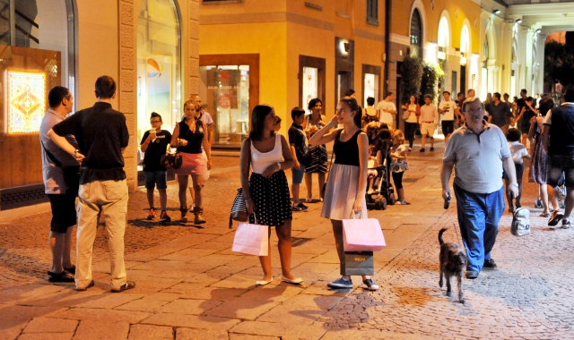 Shopping di notte. E peccati di gola