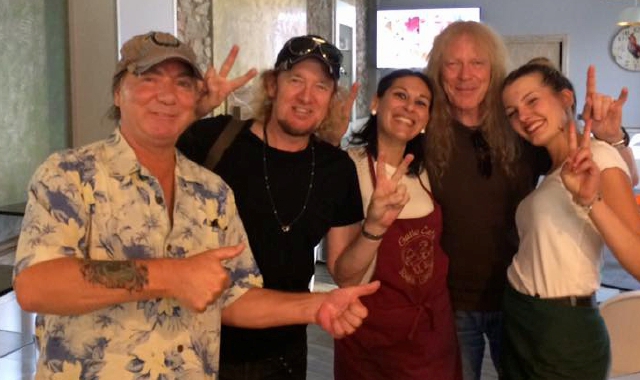 Da sinistra Dave Murray, Adrian Smith e Janick Gers abbracciato alle cameriere del Gallo Cafè