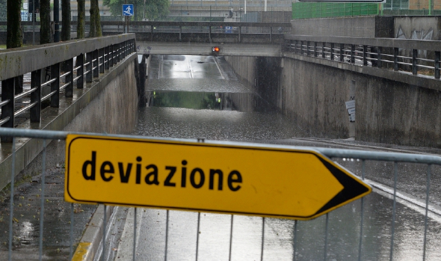 Via Milano sarà sottoposta a restyling per scrivere la parola fine agli allagamenti (foto Blitz)