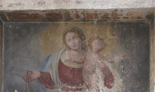 Un piccolo affresco attribuito alla scuola di Bernardino Luini su un muro della frazione Bosco di Montegrino Valtravaglia