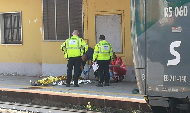 Polizia e soccorritori sulla banchina della stazione di Legnano (Pubblifoto)