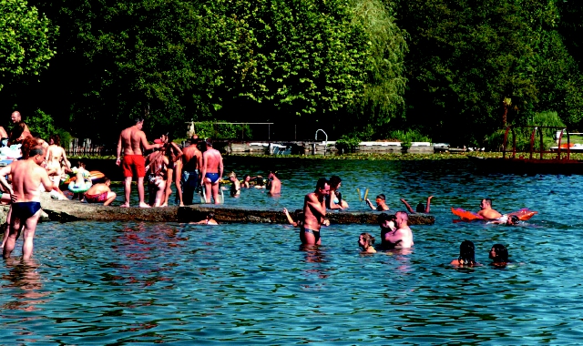 Bagnanti al Lago di Monate