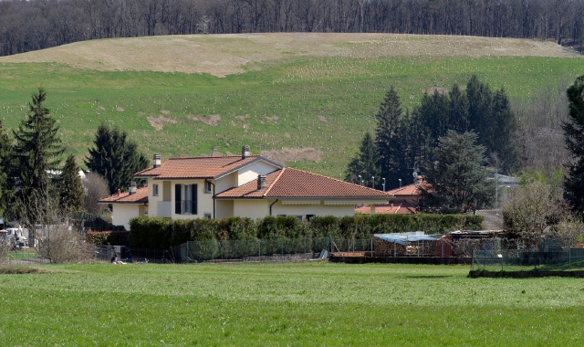 La “collinetta” di detriti, coperta di verde, torna al centro del dibattito (foto Archivio)