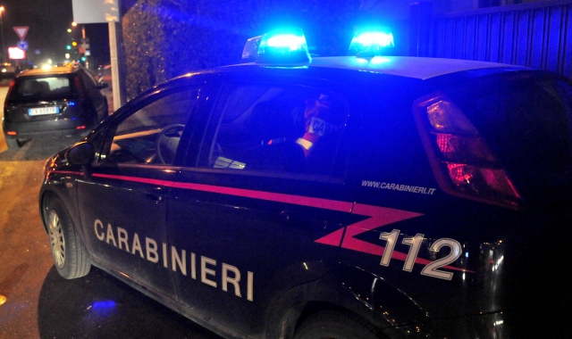 Nuda in strada, picchia carabiniere