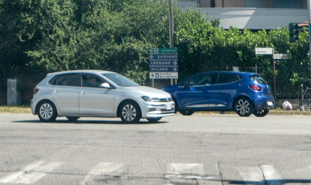 Novità all’incrocio tra la Saronnese e via Locatelli (foto Blitz)