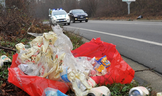 Cumuli di rifiuti abbandonati tra Legnano Castellanza: l’amministrazione comunale installerà ora telecamere per identificare gli incivili
