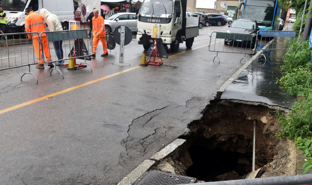 Sabato mattina il marciapiede ha ceduto per quattro metri (foto Blitz)