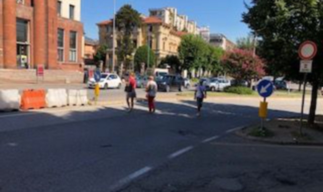 Molti pedoni, pur di evitare il tunnel, si espongono a rischi attraversando in via Milano